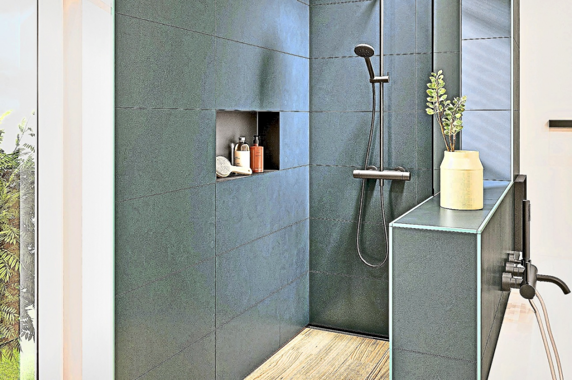 Praktische Elemente wie die Design-Nische in der Wand im Duschbereich sorgen für ausreichend Ablagemöglichkeiten und setzen optische Akzente.