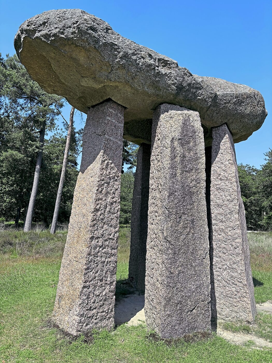 Der Landschaftstempel „Ode aan de zon“ von Rob Schreefel verbindet Kunst und Natur: Zur Sommersonnenwende fällt das Licht durch eine Öffnung in der monumentalen Granitkonstruktion.