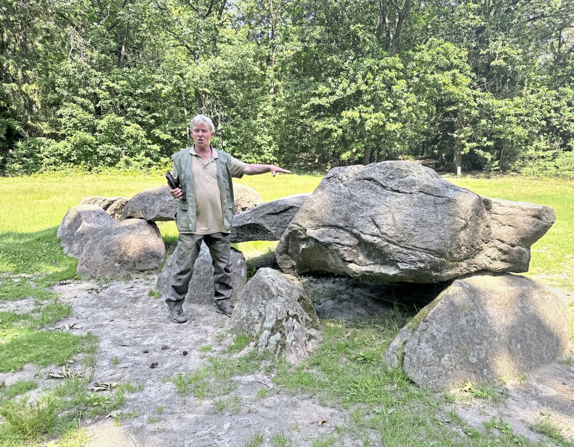 Tourguide René Koens erklärt am Hünengrab D30, wie die rund 5500 Jahre alte Grabkammer errichtet wurde und welche Rätsel sie bis heute aufgibt.