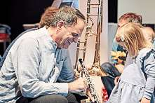 Nach dem Konzert können Kinder die Instrumente genau untersuchen.