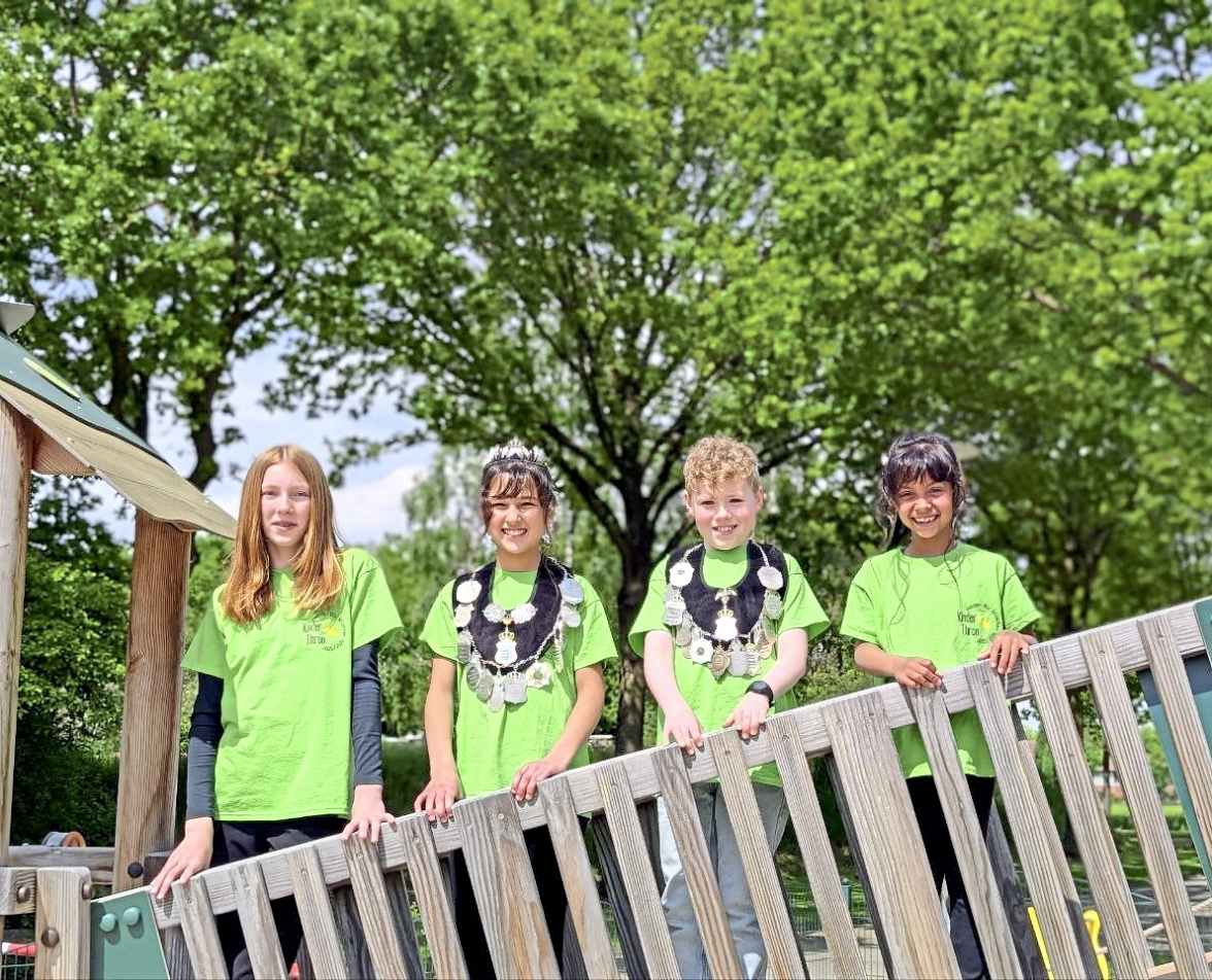 Auf das Fest freuen sich Kinderkönigin Aurelia Eickhorst und Kinderkönig Felix Lunte mit den Ehrendamen. Foto: BSV Müschen