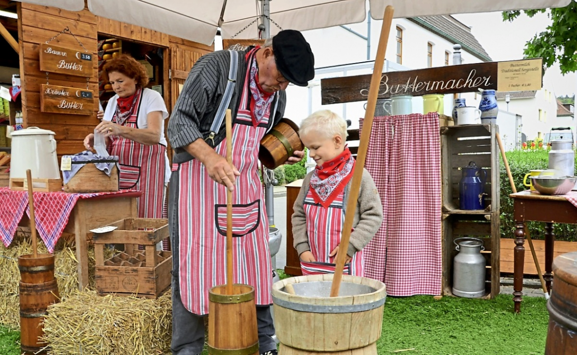 Das „Handwerk von früher“ begegnet den Besucherinnen und Besuchern an vielen Ständen.