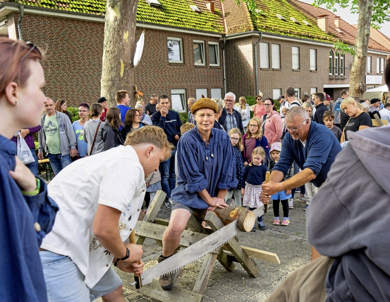 Zunächst muss das Holz gesägt werden. Fotos: Schullandheim Barkhausen