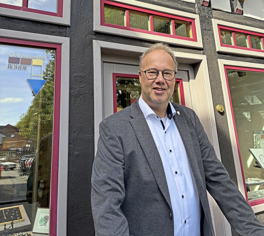 Vor dem Eingang zum Kirchplatz in Bad Essen: Goldschmied Jörg Rohde vor seinem Geschäft. Foto: Lars Herrmann