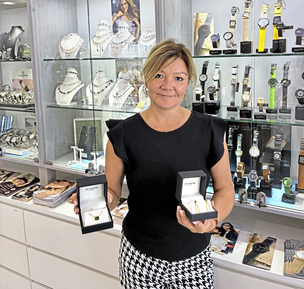 Schmuck, Uhren und Beratung mit Herz: Lilia Hoffmann in ihrem Fachgeschäft "Le Petit". Foto: Marco Schulz