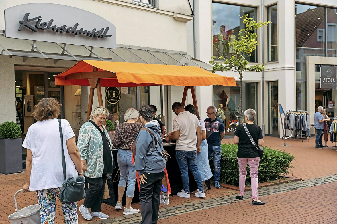 Schmuck stößt beim Schnäppchentag stets auf großes Interesse. Foto: Werbegemeinschaft Melle City