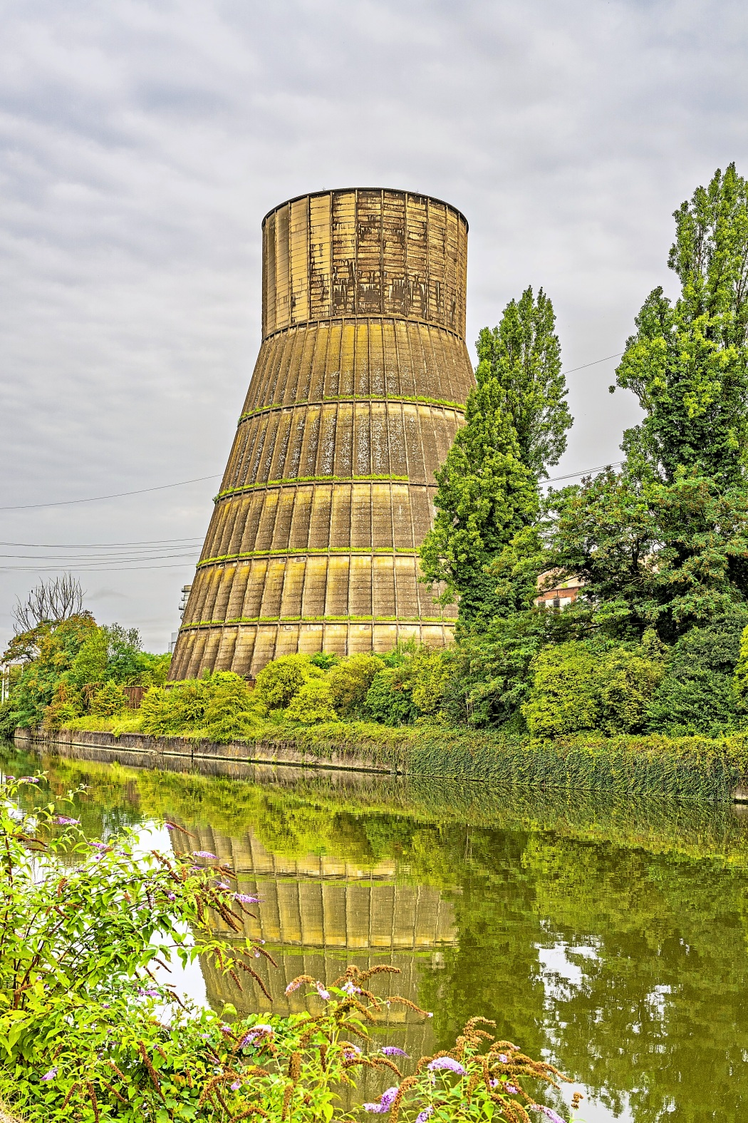 Lost Place: verlassener Kühlturm am Ufer des Flusses Sambre im Industriegebiet von Charleroi.