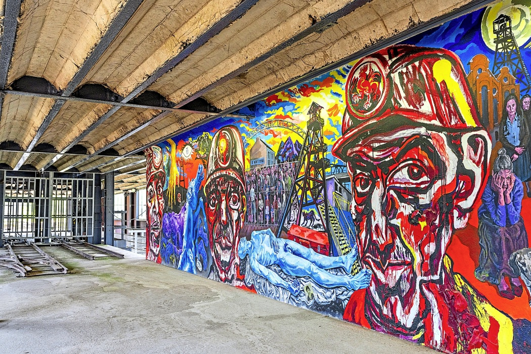 Auch im ehemaligen Steinkohlebergwerk Bois du Cazier von Charleroi hat die Kunst Einzug gehalten.