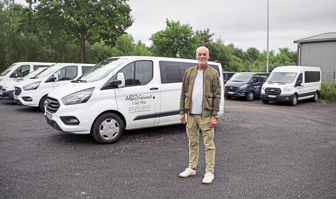 Zufrieden mit seinem gut florierenden Unternehmen Artland Fahrdienste: Werner Hülsmann vor einem kleinen Teil seines Fuhrparks. Fotos: Christoph Lützenkirchen