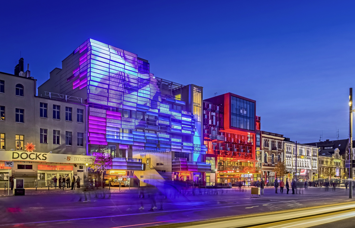 Schön illuminiert: Schmidt-Theater am Spielbudenplatz. Unter anderem ist nach der Sommerpause die„Heiße Ecke“ wieder angelaufen. Foto: Ingo Boelter/Schmidt