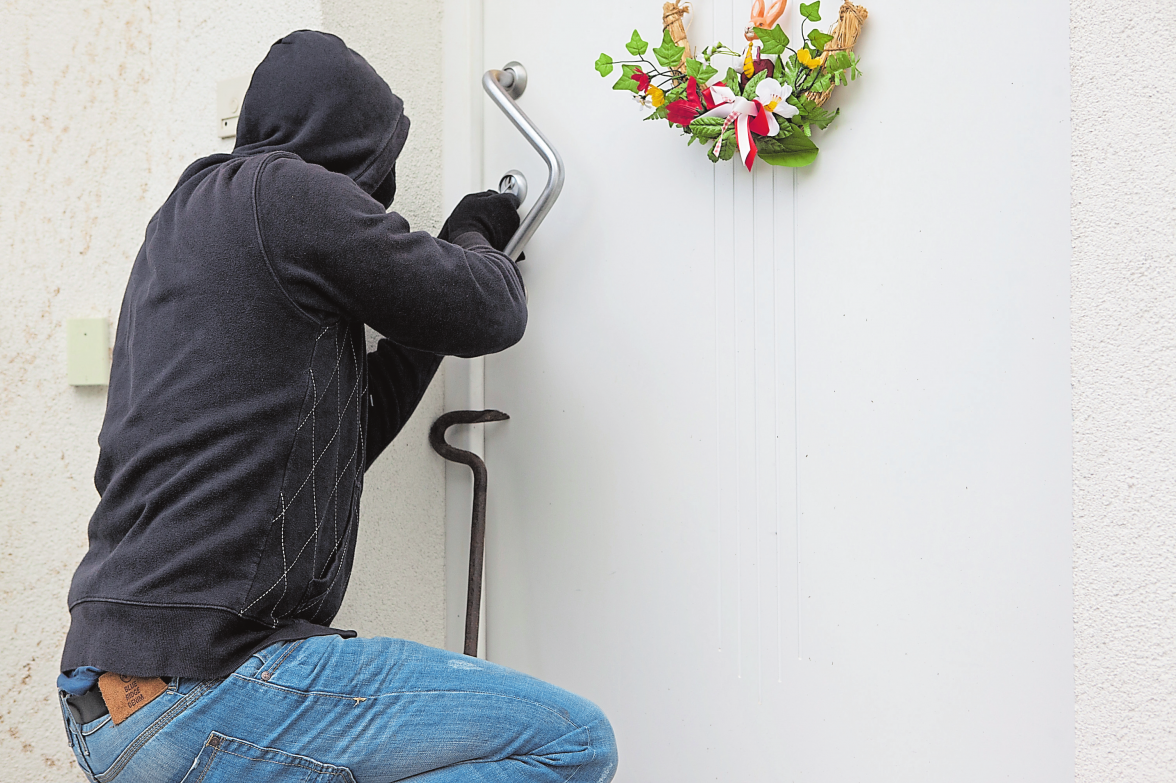 Ein Einbruch durch die Wohnungstür kann schneller passieren, als einem lieb ist. Besser, man ist darauf gut vorbereitet. Foto: dpa-tmn/Silvia Marks