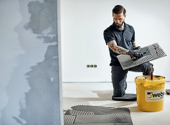 Mit CO₂-armen Materialien überzeugt das Bad in Sachen Nachhaltigkeit. Foto: DJD/SaintGobain Weber/Chris Rausch