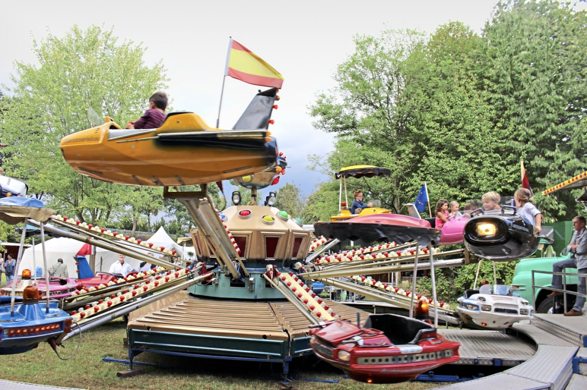 Das Kinderkarussell sorgt für Stimmung bei den jungen Gästen.