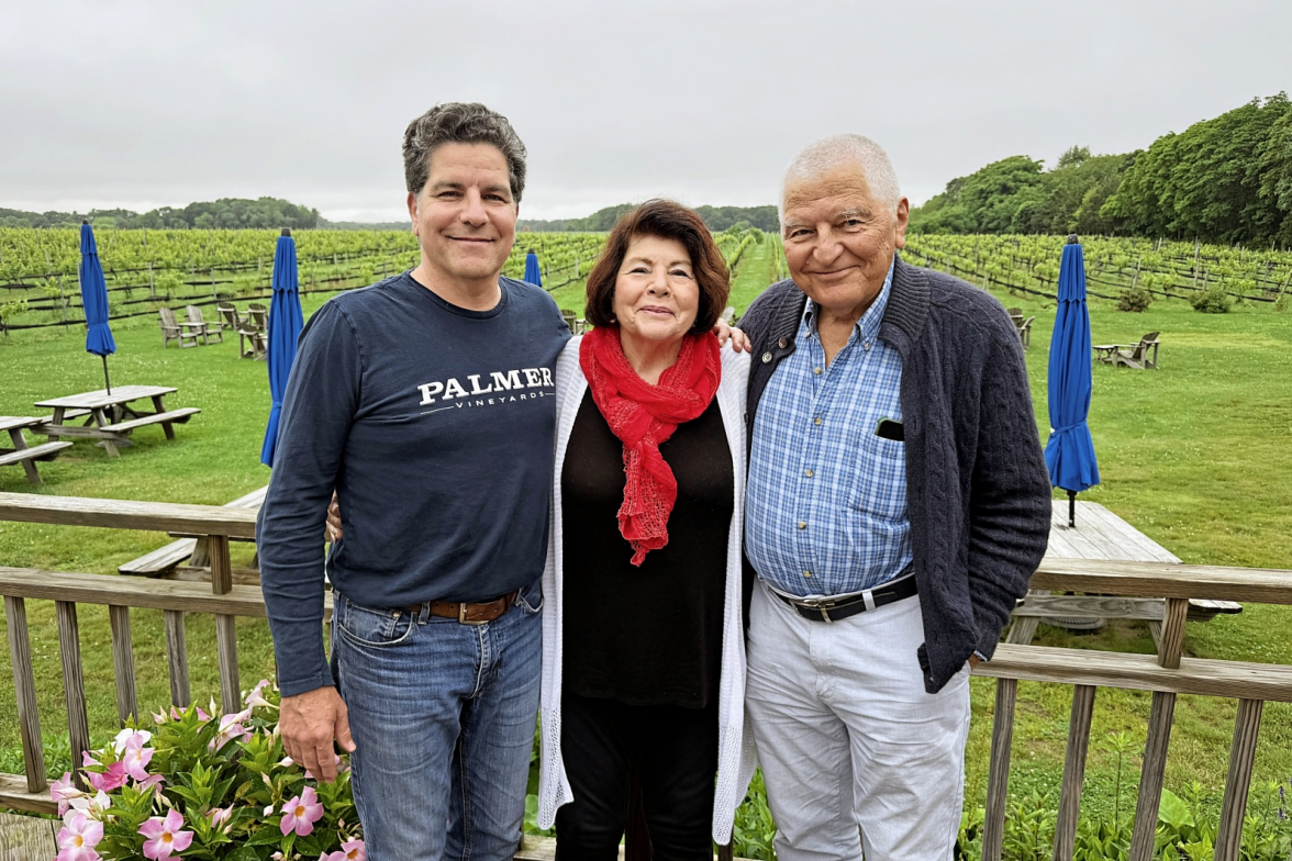Eine der erfolgreichsten Winzereien auf der Insel ist Paumanok. Die Geschäfte führt Sohn Kareem Massoud (I.), hier zusammen mit seinen Eltern Ursula und Charles. Fotos: Verena Wolff/dpa-tmn