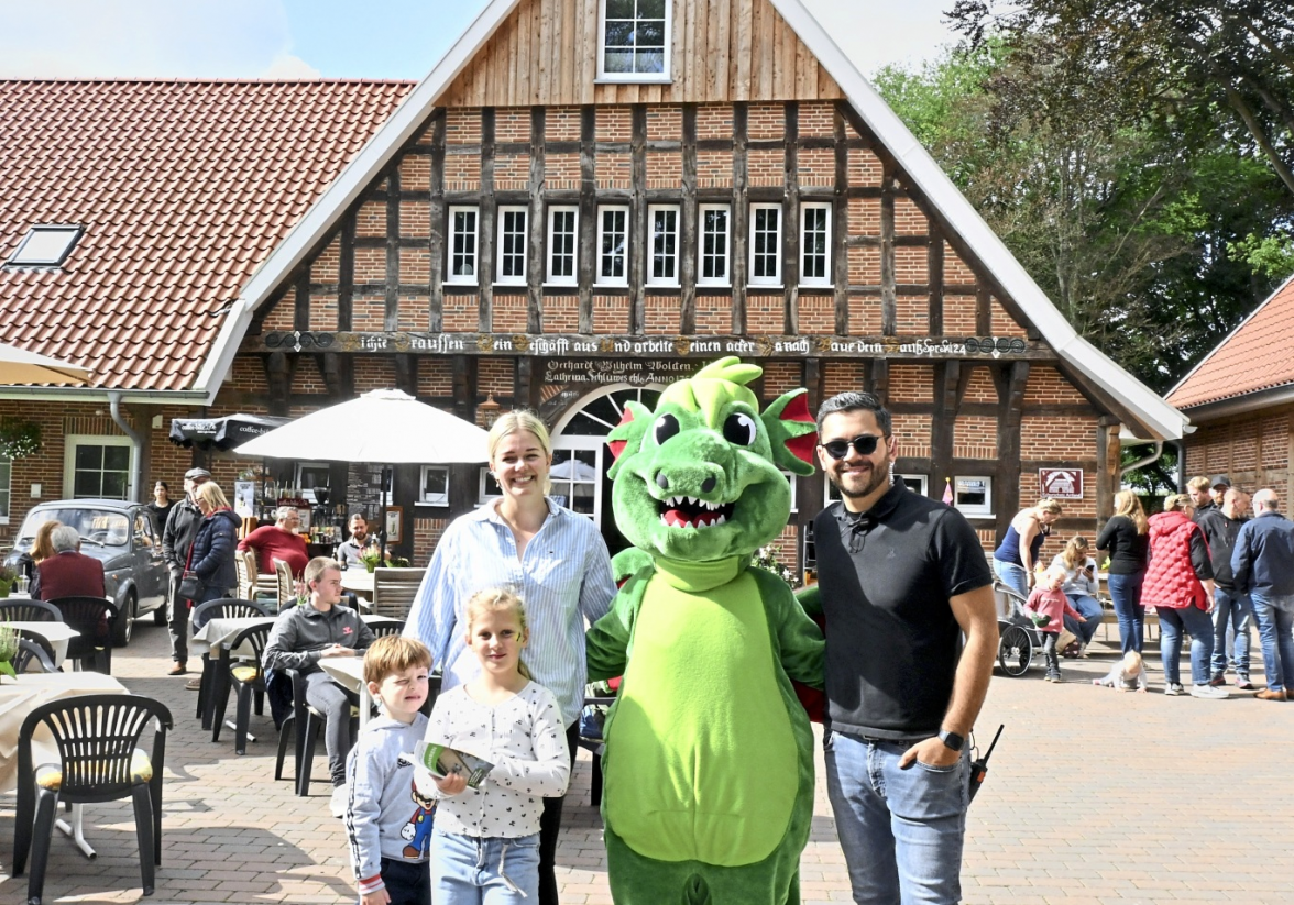 Das Gut Vahlkamp in Menslage-Bottorf am Bruchweg 1 wird von Sven Spitzenberger und Lisa Barlage geführt - hier mit Maskottchen Artour.