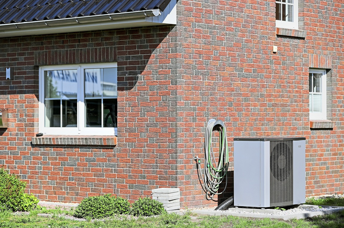Wärmepumpen können dazu beitragen, ein Gebäude im Sommer zu kühlen. Foto: Jan Woitas/dpa/dpa-tmn