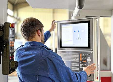 An der Maschinensteuerung: Digitalisierung und Automatisierung gehören zu den Entwicklungen, die den Maschinen- und Anlagenbau verändern. Maschinenbau Hahn sieht darin neben neuen Anforderungen auch Chancen für die weitere Entwicklung.