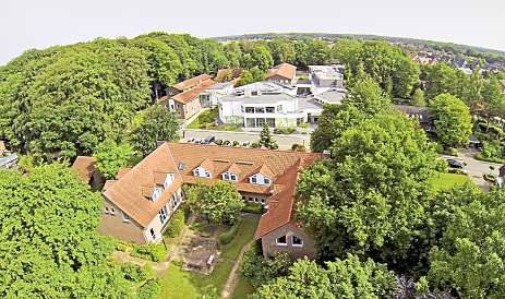 Eingebettet im Grünen befindet sich das Ensemble aus Akademie, Heimvolkshochschule, Tagungszentrum und Gästehaus.