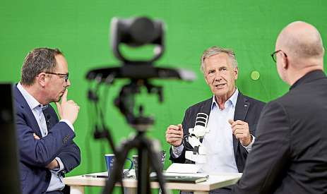 Hochkarätige Gäste aus Politik, Kirche, Wirtschaft und Gesellschaft stellen sich den Fragen von Akademiedirektor Marcel Speker-Underbrink (links), hier Bundespräsident a. D. Christian Wulff (rechts).