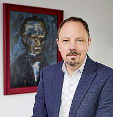 Leitet seit fünf Jahren die Katholisch-Soziale Akademie des Bistums Osnabrück im Ludwig-Windthorst-Haus in Lingen: Der Politikwissenschaftler Marcel Speker-Underbrink mit einem Porträt des Namensgebers im Hintergrund.