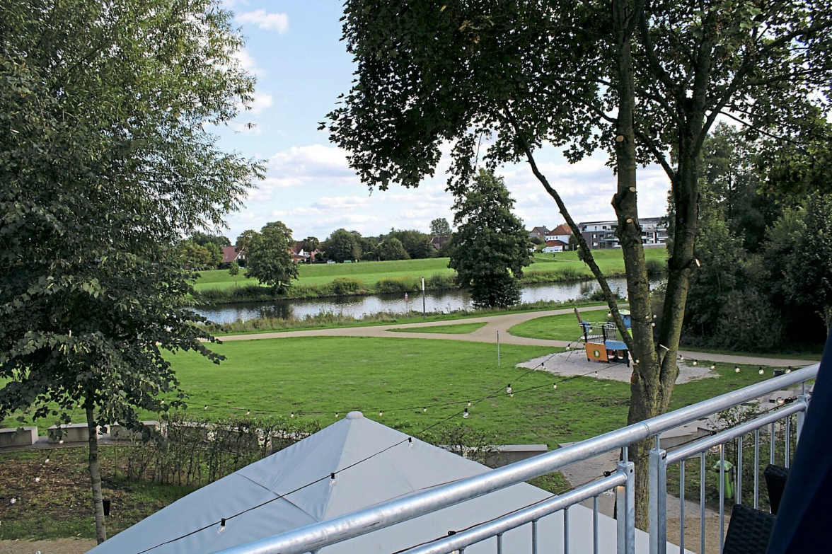 Blick von der Terrasse auf den Emsweg.