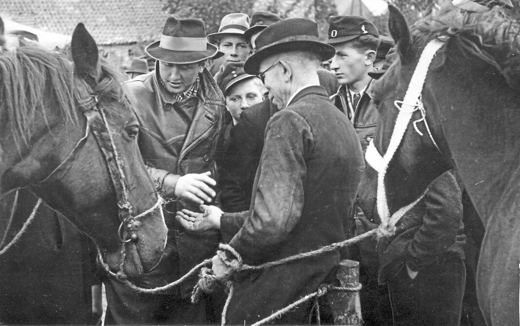 1953: Pferdehandel per Handschlag. Foto: Gerd-Conens-Repro