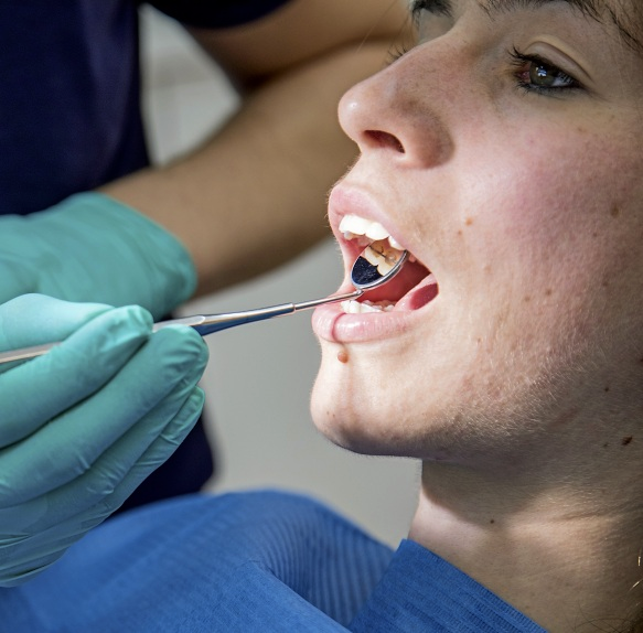 Eine gründliche Mundhygiene und regelmäßige Kontrollen beim Zahnarzt sind die beste Vorsorge gegen Parodontitis. Foto: Christin Klose/dpa-mag