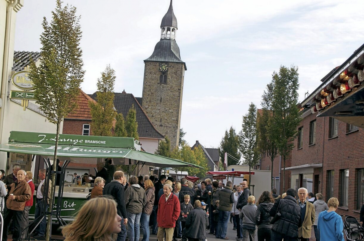 Rund um die Kirche beginnt am Samstag die beliebte Kirmes in Alfhausen