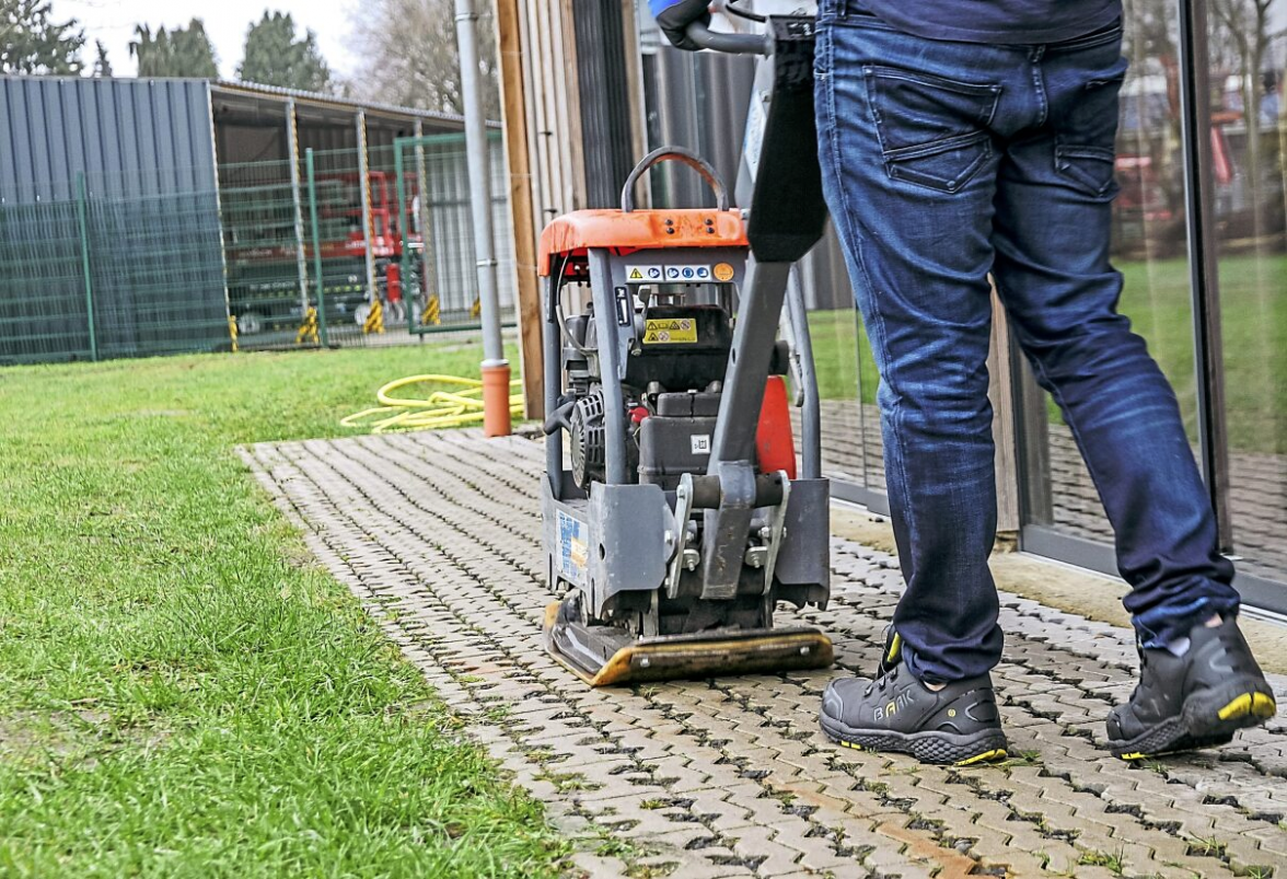 Unter den Leihgeräten sind auch Schweißund Reinigungsgeräte, Stromerzeuger und alles für Bodenbearbeitung. Foto: WOCKEN