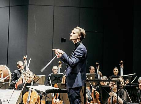 Christopher Lichtenstein startet mit dem Beethovens “Fidelo“ Overtüre in die Saison