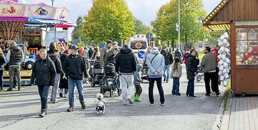 Besucherinnen und Besucher genießen beim Herbstfest die besondere Atmosphäre und das vielfältige Angebot. Foto: Stefan Gelhot/Archiv