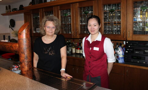 Marion Schürkamp mit der Auszubildenden Linh. Foto: Hotel Bergeshöhe