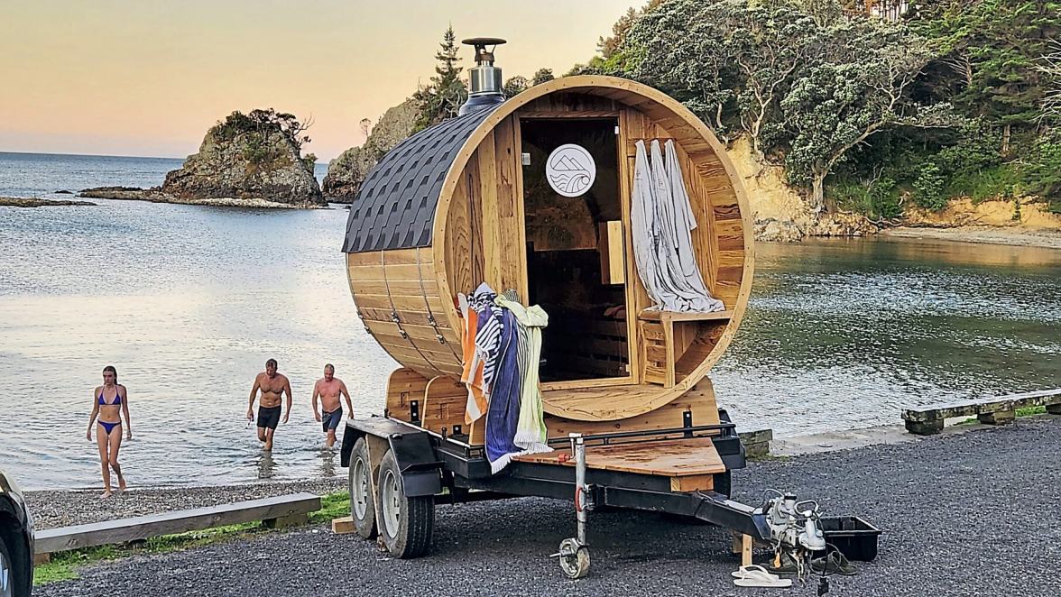 Die ekôsauna parkt direkt an einer Pazifikbucht auf Waiheke Island. Foto: Olive Andrews/ekôsauna/dpa-tmn