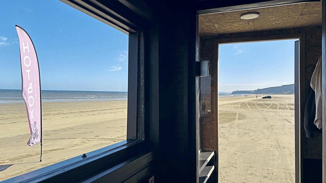 Die Sauna auf Rädern kann am weitläufigen Strand in Nordirland hin und her gefahren werden – dorthin, wo es gerade am schönsten ist. Foto: Anna Isaksson/Hotbox/dpa-tmn