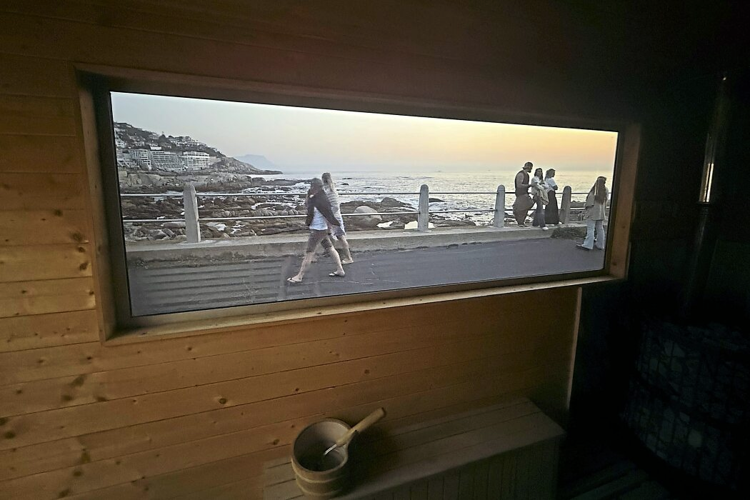 Aus der mobilen Sauna geht der Blick aufs Meer – und nach dem Schwitzen hüpft man in die Wellen. Foto: Kristin Palitza/dpa