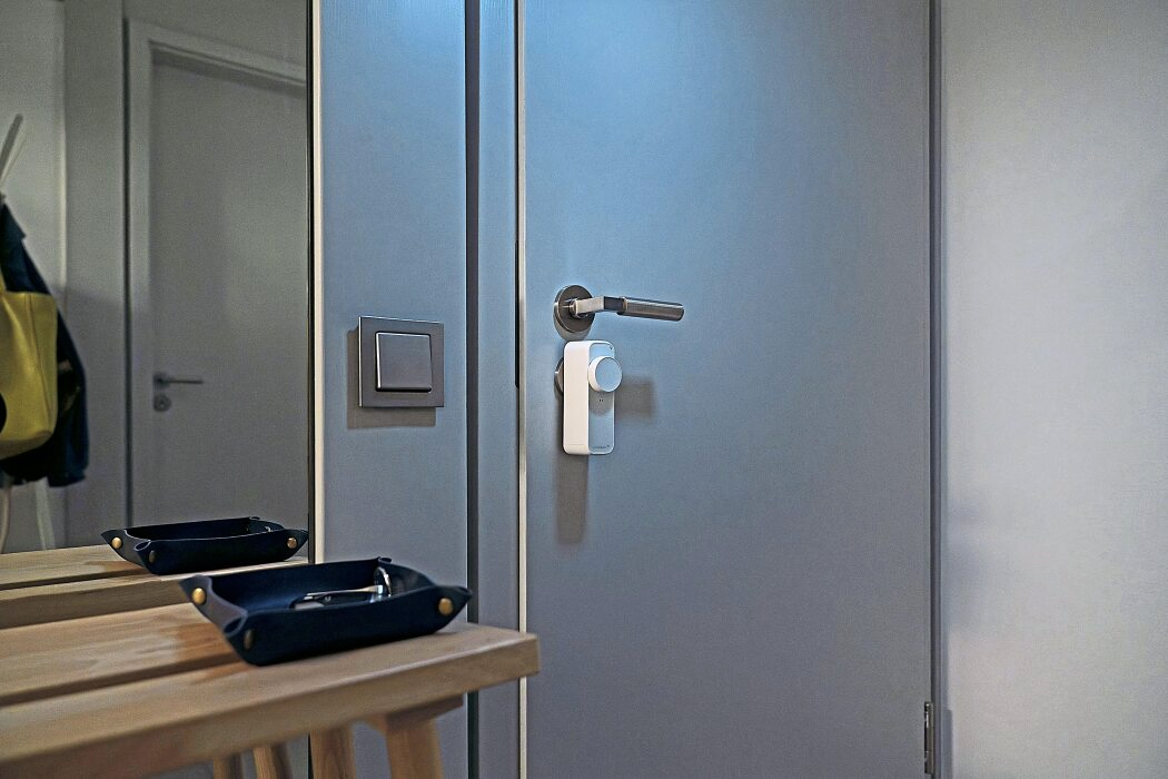 Damit alle Teile gut zusammenarbeiten, sollten sie demselben Smarthome-System angehören. Dann kann etwa der Türschlossantrieb die Alarmanlage scharfschalten. Foto: DJD/eQ-3 AG/Gabriel Lorenz