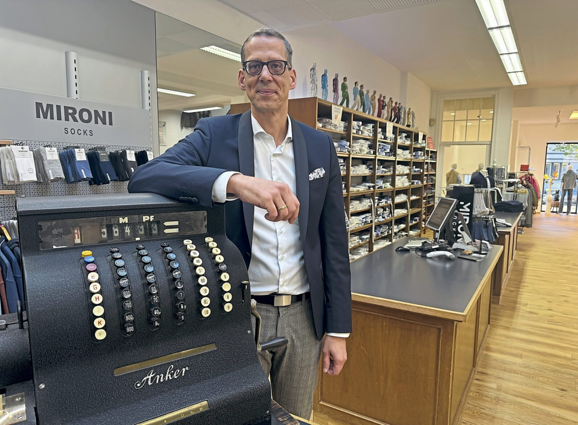Lear Olaf Horstmann mit der alten Kasse, an deren Kurbel schon Großvater Hermann gedreht hat.