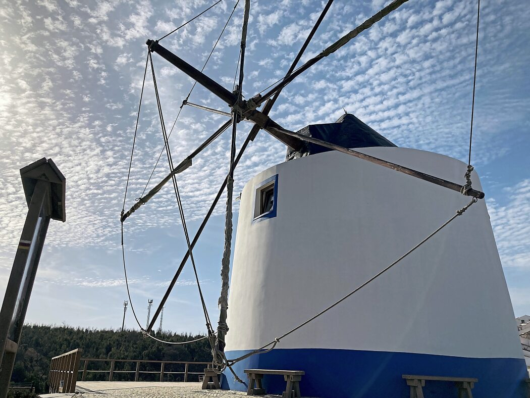 Die Windmühle von Odeceixe ist ein Museum. Ihr Mahlwerk funktioniert aber noch und wird für Touristen in Gang gesetzt. Fotos: Friedemann Kohler/dpa-tmn