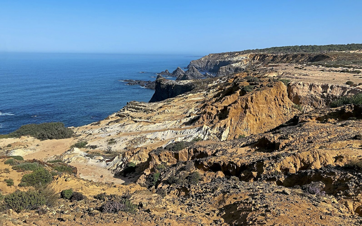 Am Cabo Sardão an der Alentejo-Küste gibt es sogenannte versteinerte Dünen mit Felsen und Sand in vielen Farben.