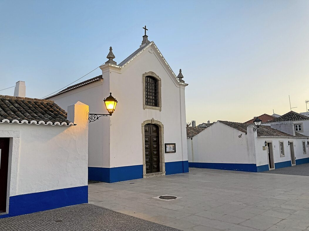 Abendstimmung an der Kirche von Porto Covo, einem der Fischer- und Ferienorte am Fischerpfad