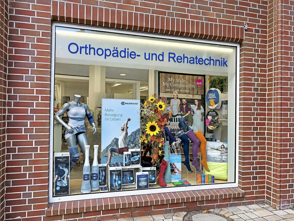 Das Schaufenster gibt einen kleinen Einblick in den Bereich Orthopädieund Rehatechnik mit Hilfsmitteln für Mobilität und Alltag. Fotos: Ankumer Sanitätshaus