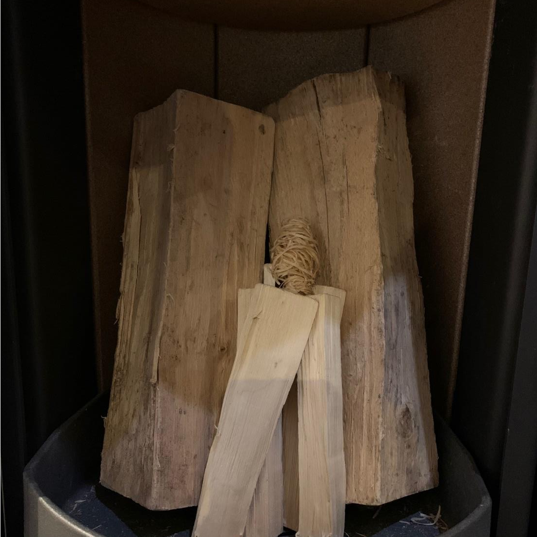 Sehr gut kann man mit stehenden Holzscheiten anheizen. Bilder: Kaminland