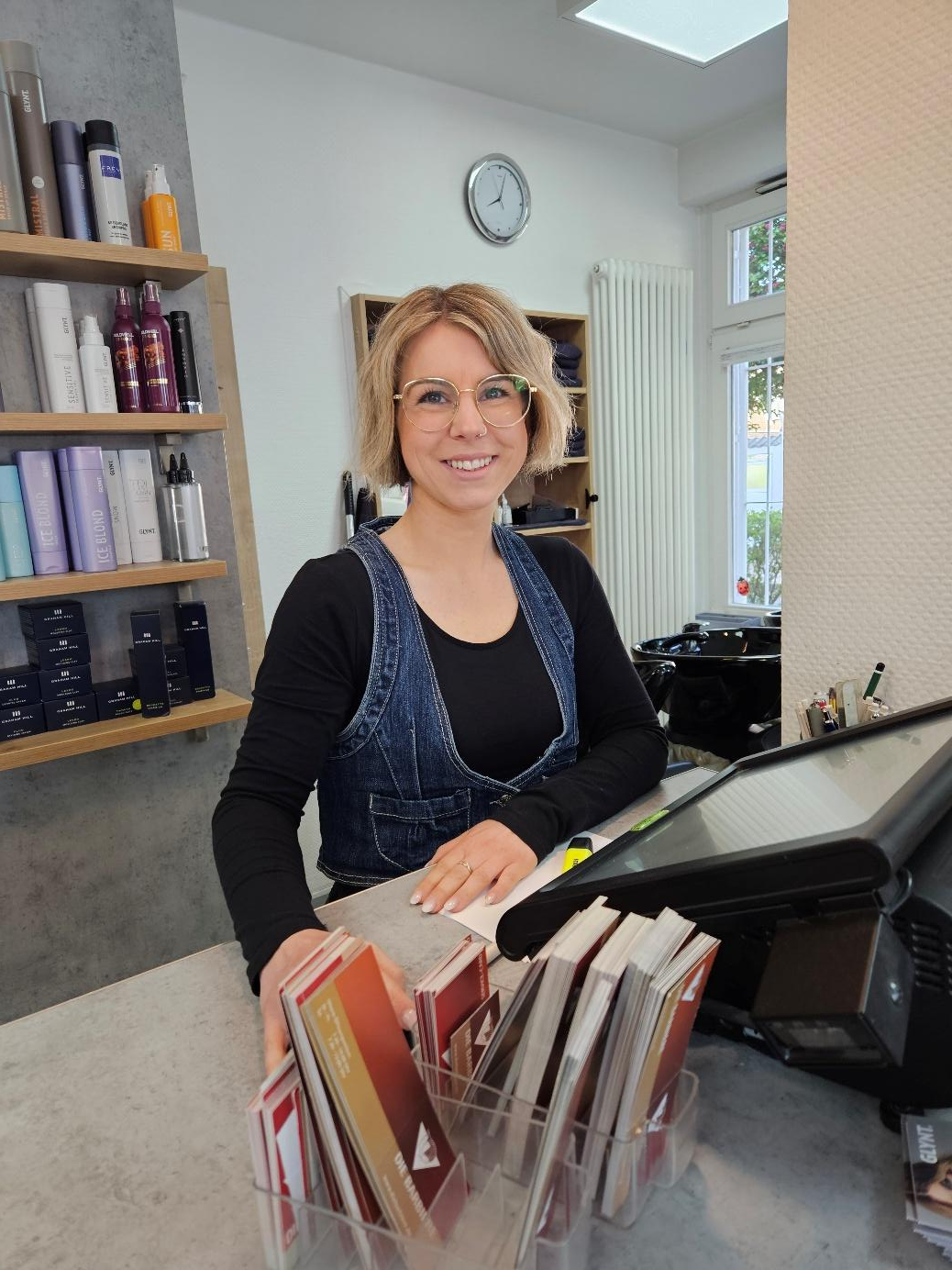 Herzlich willkommen: Annika kümmert sich auch um Termine. Bild: Melanie Jülisch