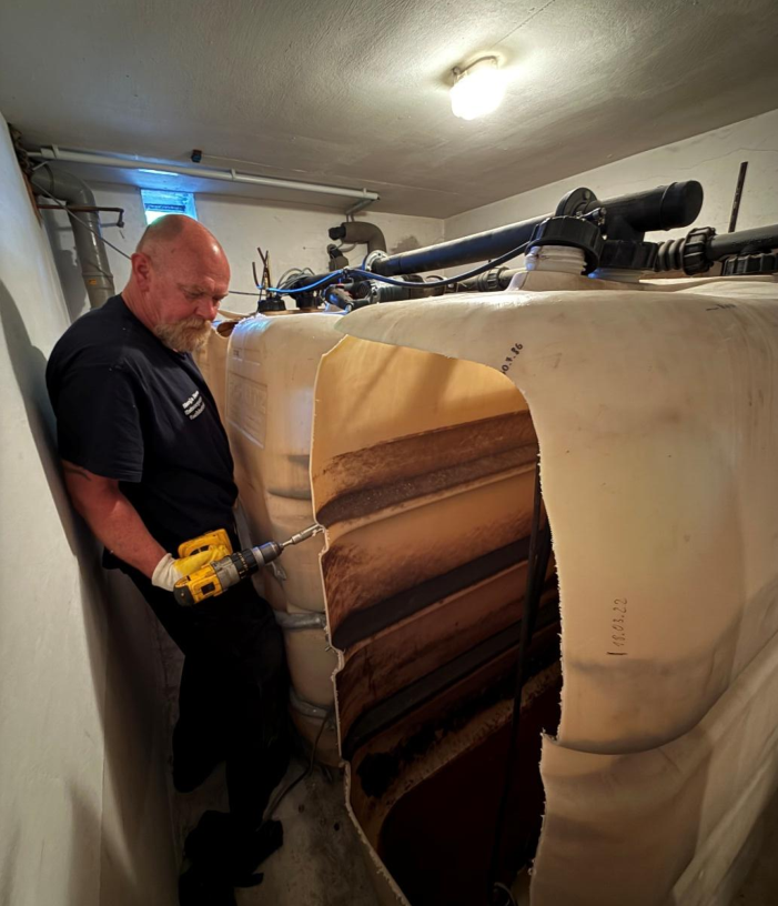 Ewald Petersen kümmert sich im Keller eines Kunden um die fachgerechte Tankreinigung und erledigt im Anschluss den Ausbau. Bild: Privat