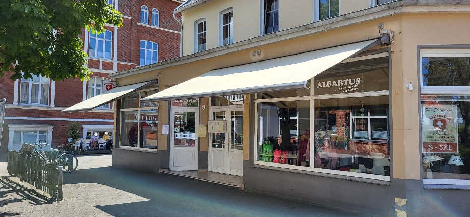 Bei diesem Geschäft auf Borkum wurde jetzt die rechte Markise angebaut, als sich das Geschäft vergrößert hat. Bereits zwei Jahre zuvor war die linke Markise montiert worden. BILD: Privat