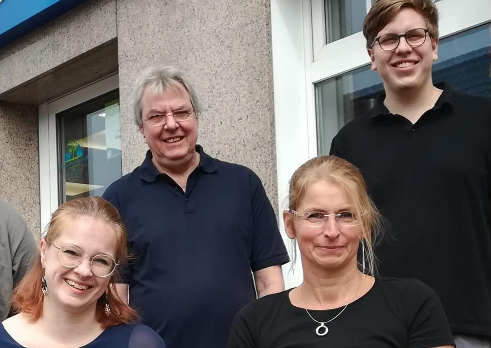 Das sympathische Team (von links): Gesellin Inga Bruns, Augenoptikmeister Axel Redemann, Hörakustikmeisterin und Augenoptikmeistern Katrin Kruse sowie Auszubildender Mathis Joel. Bild: Melanie Jülisch