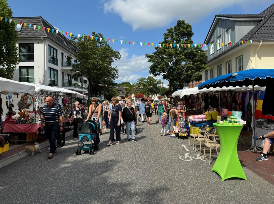 Auf dem Straßenmarkt kommen Hobbysammlerinnen und Sammler voll auf ihre Kosten. Bild: Bad Zwischenahner Woche e.V.