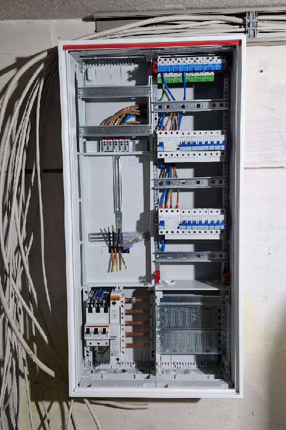 Viele Kabel führen zum Verteilerkasten und werden dort entsprechend angeschlossen. Bild: privat