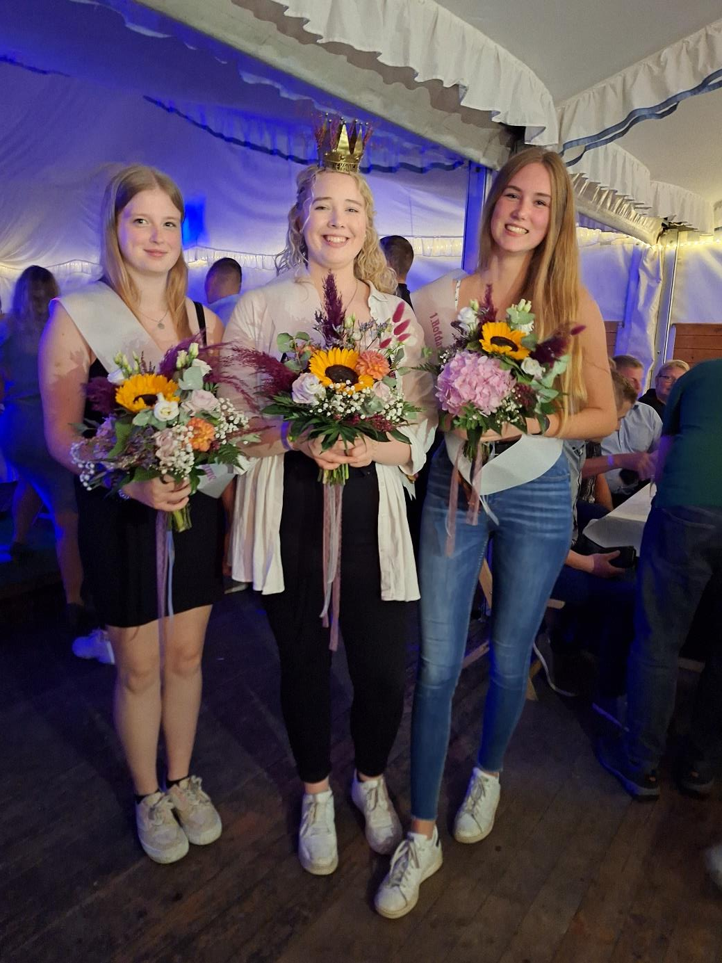 Die amtierende Heidekönigin Inken Meents mit ihren Hofdamen Ramona Kolossa und Patricia Müller. Bilder: KBV „Erika“ Rispel