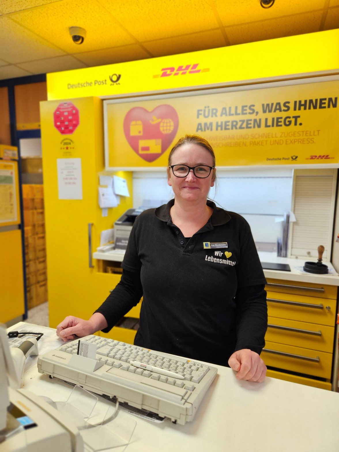 Nicole Blendermann in der Postfiliale. Bild: Melanie Jülisch